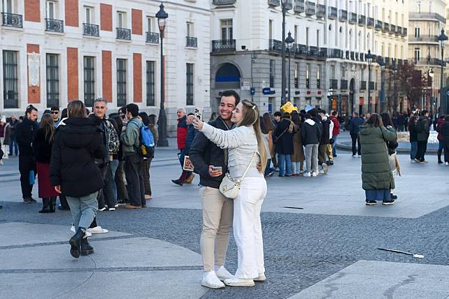 Tourists take selfies in Madrid, Spain, Jan. 15, 2025. (Photo by Gustavo Valiente/Xinhua)