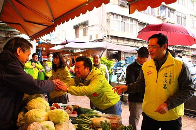 綠委江永昌（右）原先力挺新北市議員參選人張志豪（右二），不過在初選之後也受到其他市議員牽制，態度明顯轉趨中立。（取自張志豪臉書）