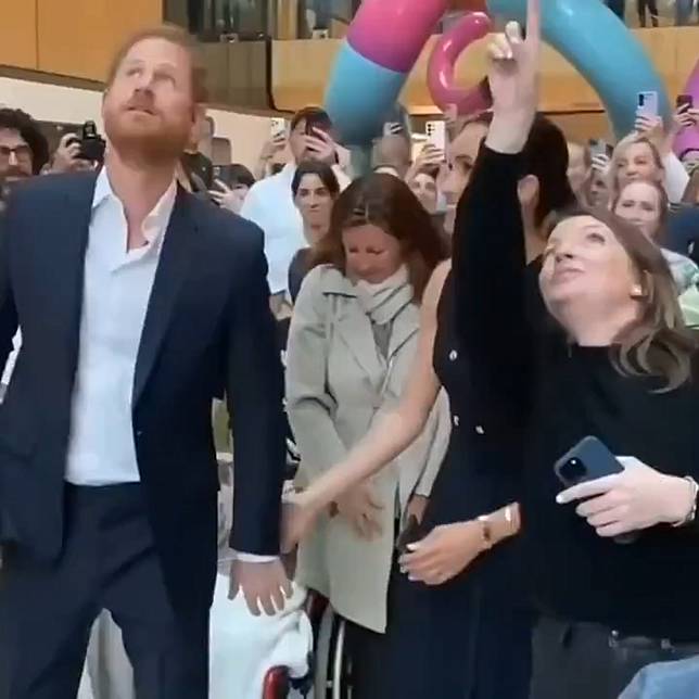 福斯莫拍哈利的肩膀，目的是要提醒他往上看在樓上的人群。（翻攝X@that_1）