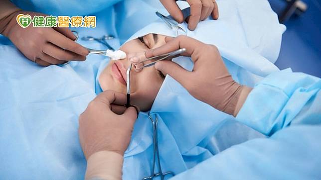 二次、甚至多次進行隆鼻手術的民眾，只要鼻內組織曾剝離過形成傷口，就會經歷發炎、增生、修復三種時期，進而產生疤痕組織，若再加上過去手術有發炎腫脹現象，執刀難度便會提高，因此更需選擇有經驗的醫師。