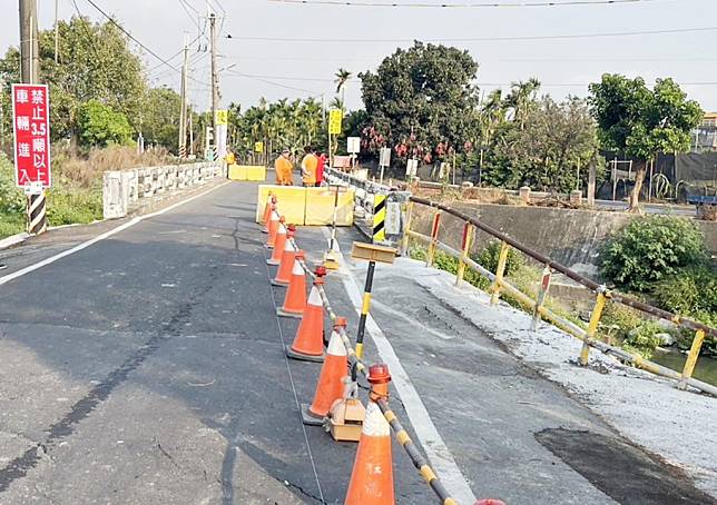 屏東縣過溝橋被發現基樁及橋面損壞變形，縣府禁止三點五噸以上車輛通行。（記者毛莉攝）