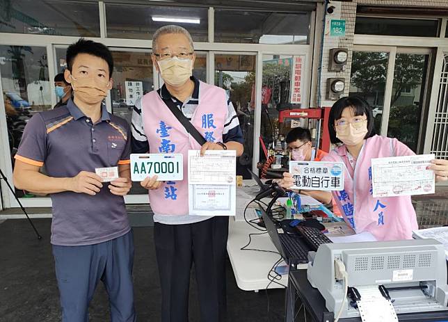 台南監理站昨天到康騏電動車業有限公司辦理微型電動二輪車領牌到點服務。（台南監理站提供）