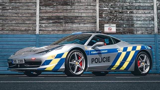 從罪犯那邊沒收的 Ferrari 458 Italia，已開始成為捷克警方追捕非法賽車的座駕。