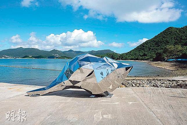 《海洋說》——由紙雕藝術家Stickyline創作的《海洋說》狀似海螺，表面金屬鐵片折射出不同面貌的碧海藍天。（橋嘴洲）（鍾林枝攝）