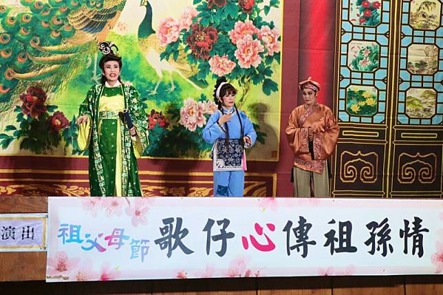 左營國中樂齡中心「千歲歌仔戲團」年度公演。 圖：高雄市教育局提供