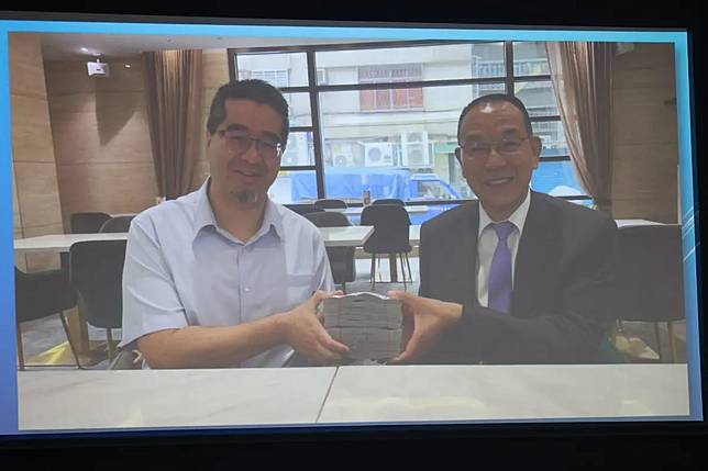 馬英九基金會今召開記者會，公佈蕭旭岑領現金照。（圖／記者葉政勳攝）