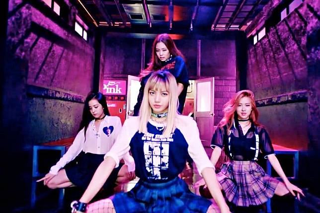 ''BOOMBAYAH'' ของ BLACKPINK ขึ้นแท่นเอ็มวีเดบิวต์ของศิลปินเคป็อบตัวแรกที่มียอดวิวทะลุ 800 ล้านครั้ง