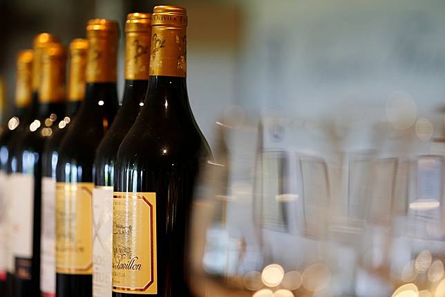 川普欲對法國開徵紅酒懲罰性關稅，勢必衝擊法國葡萄酒產業。（湯森路透）