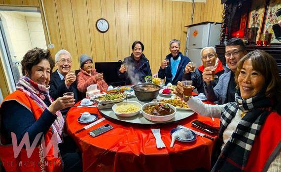 賴清德陪三峽獨居阿嬤、百歲騎士、不老棒球員提前圍爐