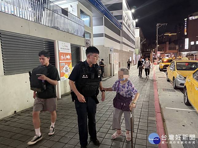 97歲的謝阿嬤外出忘記回家的路，有熱心的路人報警，警察將她送回家。