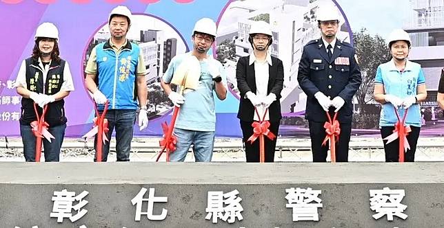 金鏟頂著下巴站C位比YA！謝典霖醉後上工　警察局動土笑點一手包