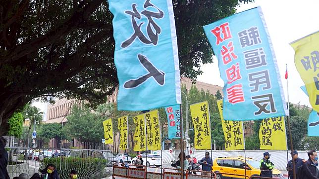 民眾黨支持者於台北地院外插旗。陳品佑攝