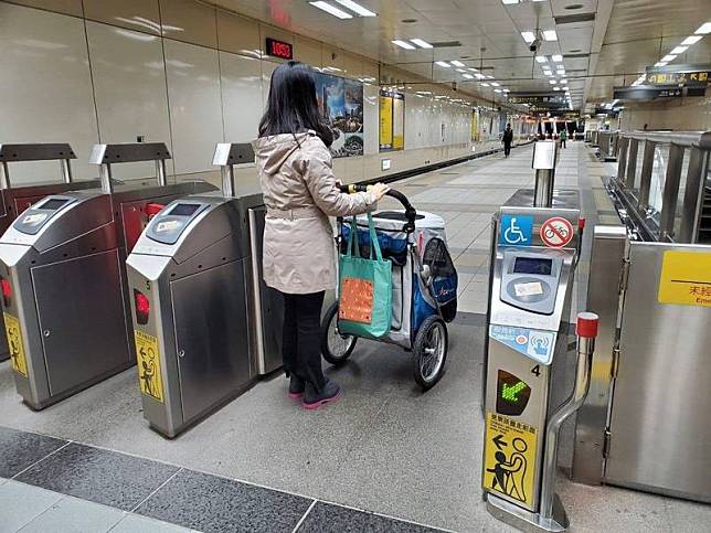 台北捷運自6月20日起增加自行車及大型寵物車搭車時段。(台北捷運公司提供)