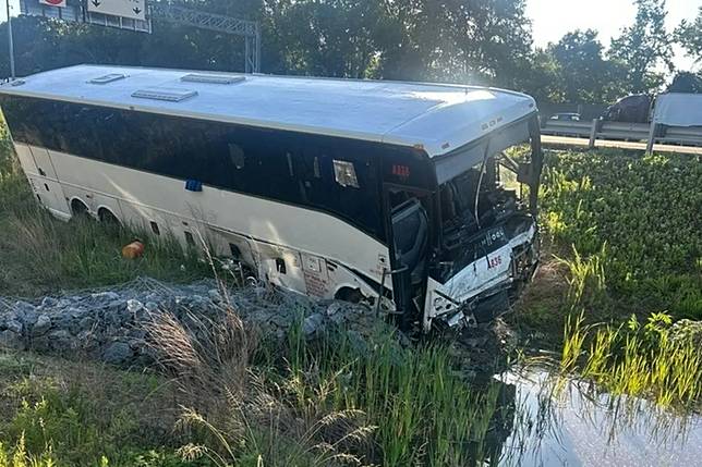 ▲美國維吉尼亞州當地時間29日發生一起重大車禍，疑似肇事的旅巴司機被揭露是不懂英文的中國移民。（圖／美聯社／達志影像）