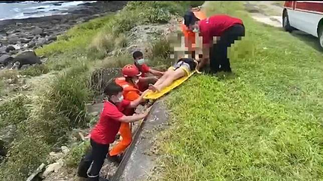 三名遊客在蘭嶼海域從事立漿活動，體力不支遭浪帶離，海巡救生艇救援上岸。（記者鄭錦晴翻攝）