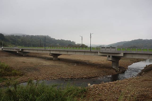 苗栗縣政府執行西湖鄉龍壽橋改建工程，二十六日辦理通車典禮。（記者謝國金攝）