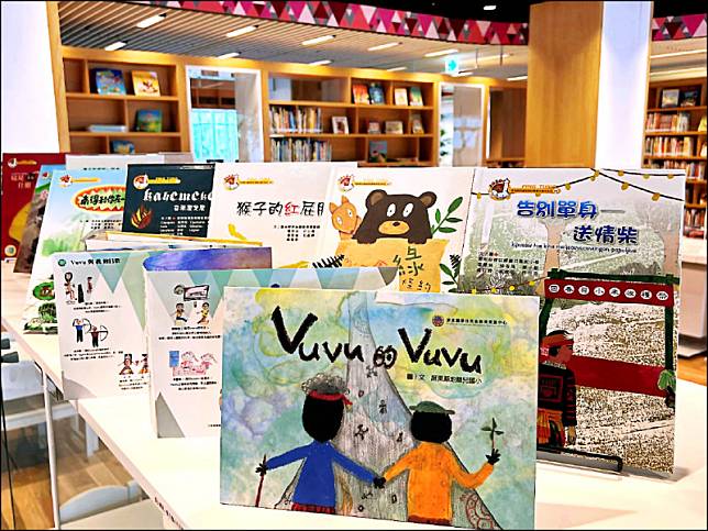 屏東學童10年來已經創作116冊家鄉故事繪本書。(屏東縣政府提供)