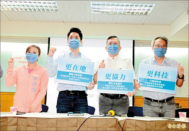 國民黨台北市長參選人蔣萬安(左二)昨出席國民黨醫療委員會，強調對選情越來越有信心。(記者王藝菘攝)