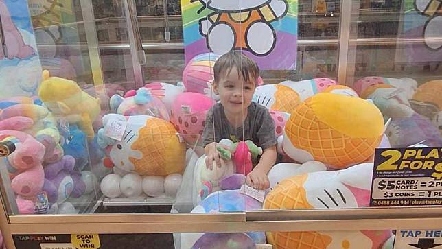 澳洲3歲男童伊森1月27日困在夾娃娃機內。翻攝X@QldPolice