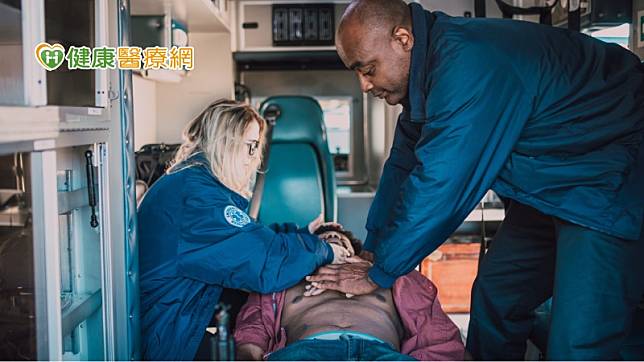 OHCA重點在於送醫前，現場目擊者或緊急救護員能在第一時間給予處置，幾乎決定了OHCA病人存活的機率。