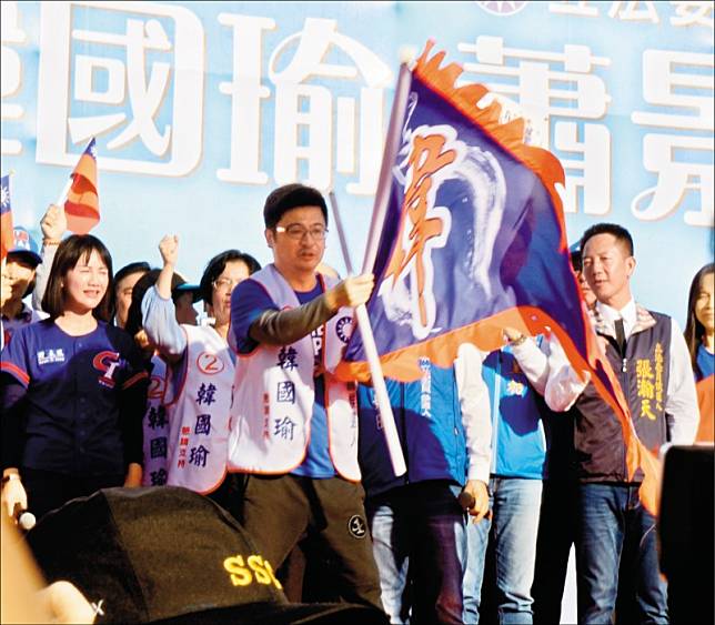 國民黨總統候選人韓國瑜昨授旗給後援會總會長謝典林，未料謝典林猛力一揮，旗桿應聲折斷。(記者顏宏駿攝)