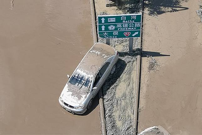 嘉義縣日前瞬間降下暴雨，造成台82線快速公路中和交流道附近淹水，多輛汽車滅頂。（記者張翔翻攝）