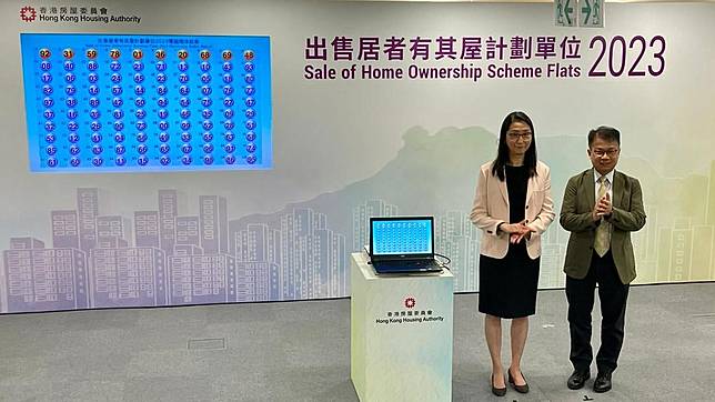 房委會資助房屋小組委員會主席黃碧如（左）主持攪珠儀式　張曉欣攝