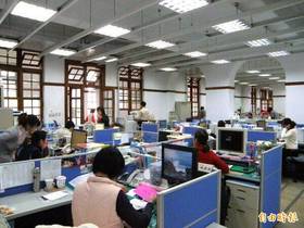 立法院預算中心報告指出，現職公務人員降調後仍敘原俸級，產生高薪低用現象在我國政府各機關內時有所聞。(資料照)