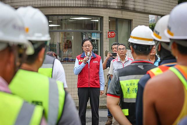 桃園市長張善政今日中午前往養護工程處，勉勵市府馳援高雄救災團隊。圖：市府提供