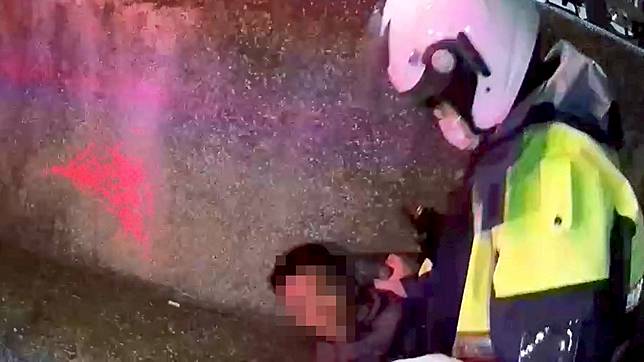 過程中一名熱心民眾騎機車協助追捕，讓警方成功將人逮捕，展現警民合作的力量。圖：讀者提供