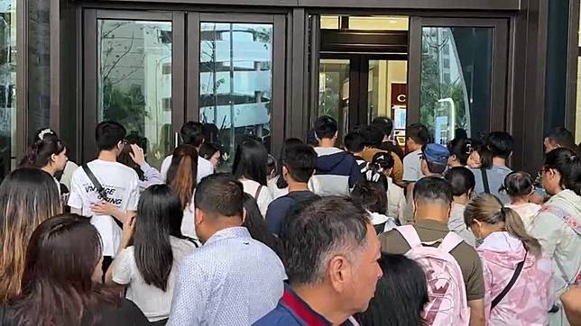 台中漢神洲際購物廣場延後至中午12時開始營業，時間一到，許多民眾魚貫入場。民眾提供