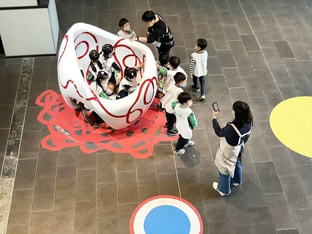 　國立臺灣美術館所辦「赫威．托雷玩藝術」教育展，展中有展出知名法國兒童繪本《小黃點》。（取自文化部官網）