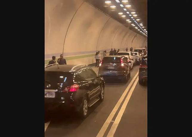 今（2）日上午，國道3號378公里處、中寮隧道內，發生多部自小客車追撞事故，警消獲報後已前往處理。（圖／翻攝記者爆料網）