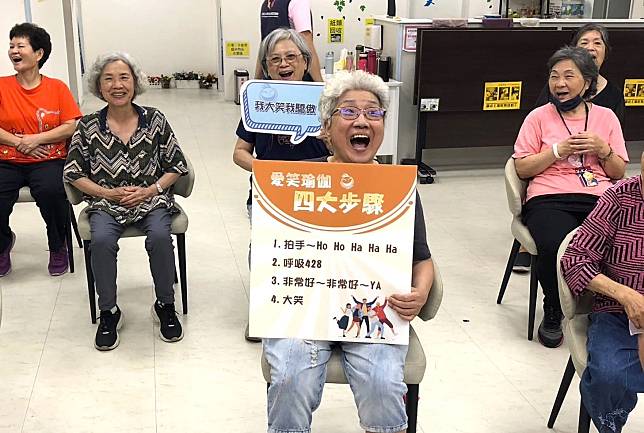 72歲燕玉阿嬤為大家示範愛笑瑜伽四大步驟。