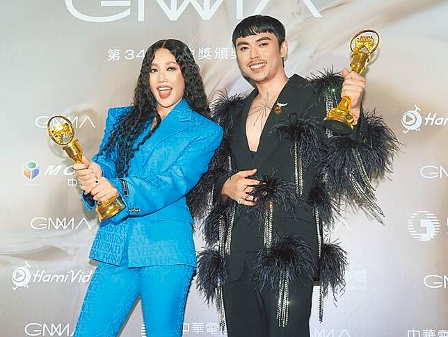 第34屆金曲獎頒獎典禮1日在台北小巨蛋登場，最佳華語男歌手HUSH（右）、最佳華語女歌手A-Lin（左）合影。（粘耿豪攝）