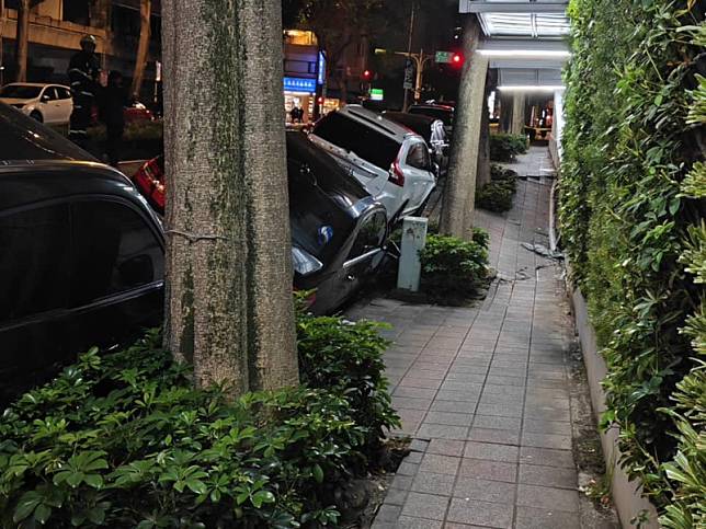 台北市松山區慶城街附近的工地今（23）天晚間發生地層下陷，導致靠近工地的汽車傾斜。 圖：翻攝許淑華臉書