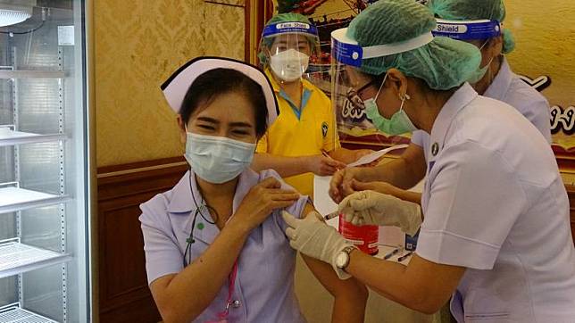 泰國4月爆發的第三波疫情沒有緩解跡象，泰國政府的疫苗採購政策備受批評。圖為2月28日首批醫護人員接種中國製科興疫苗。 中央社記者呂欣憓龍仔厝府攝 110年7月18日  
