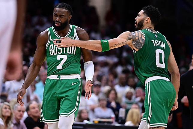 以Jayson Tatum（右）、Jaylen Brown（左）為核心波士頓塞爾蒂克被看好新賽季連霸。（達志影像資料照）