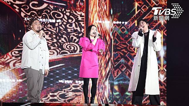 徐佳瑩（中）和HUSH（右）及Matzka在台北跨年合唱〈戀人未滿〉，全新組合讓觀眾驚喜不已。（圖／張哲鳴攝）
