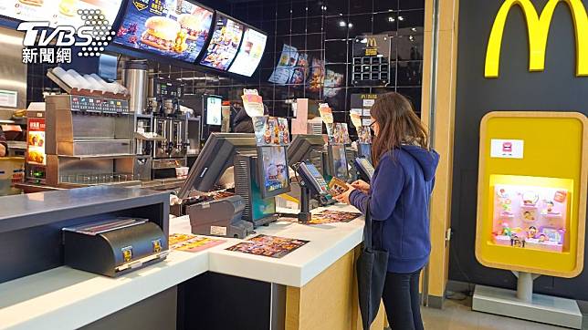 網友說到麥當勞點餐經常被問「要大份的嗎？」。（示意圖／Shutterstock達志影像）