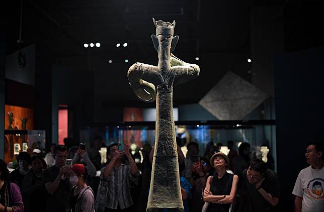 Visitors view a bronze replica exhibit during an exhibition named &ldquo;Unveiling Sanxingdui and Jinsha of Ancient Shu Civilization&rdquo; at the Grand Canal Museum of Beijing, in Beijing, capital of China, June 27, 2024. (Xinhua/Chen Zhonghao)