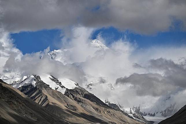 This photo taken on Sept. 4, 2024 from the Mount Qomolangma base camp in Dingri County of Xigaze City in southwest China's Xizang Autonomous Region shows a view of Mount Qomolangma. (Xinhua/Sun Ruibo)