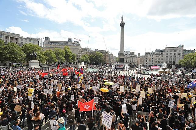 倫敦遊行在特拉法加廣場出發，支持香港示威者的人士與反對者分成兩邊。（法新社圖片）