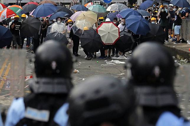 香港民眾反送中，走上街頭抗爭卻遭暴力鎮壓。外媒報導，中國軍警疑跨境鎮壓的證據，浮出水面。(美聯社資料照)