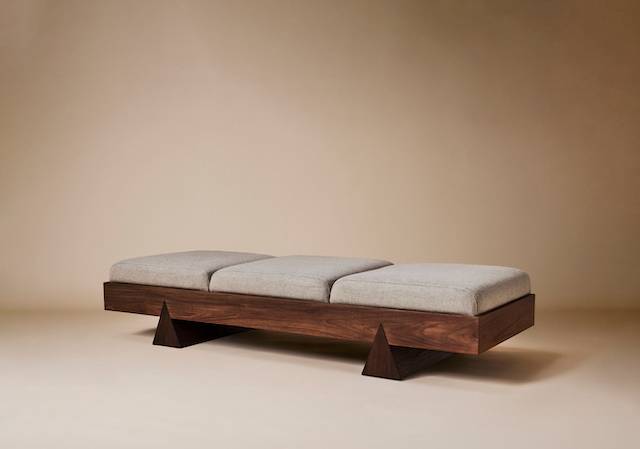 Dvaya長凳，堅固的木框架由三角型的椅腳優雅地支撐，並將三個相同的墊子包圍在框架中，將對比與平衡融為一體，體現了二元性的趣味設計。