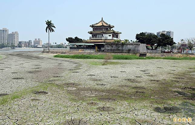 澄清湖乾了！沙洲裸露、草叢、坑洞冒出，就連傍水而建的得月樓餐廳，底下也乾涸見底。 (記者張忠義攝)