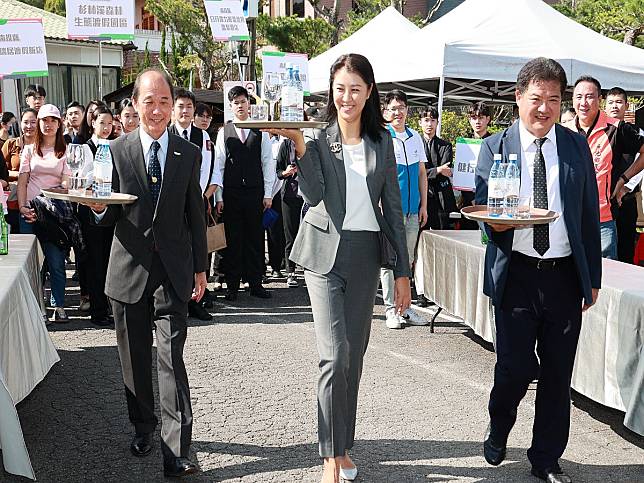 「2024臺灣旅館節全國旅館盃餐旅服務競賽」，進行鋪床比賽及托盤競賽。縣長許淑華親自體驗。（圖：縣政府提供）