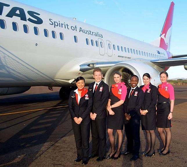 澳航最新的服裝儀容規定，開放空姐在長途航程上穿平底鞋。翻攝澳航臉書fb@Qantas