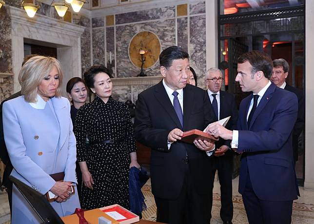 Chinese President Xi Jinping (2nd R) receives the original French version of “Confucius, or the Science of the Princes,” published in 1688, from his French counterpart Emmanuel Macron (1st R), as a national gift before their meeting in Nice, France, on March 24, 2019. (Xinhua/Ju Peng)
