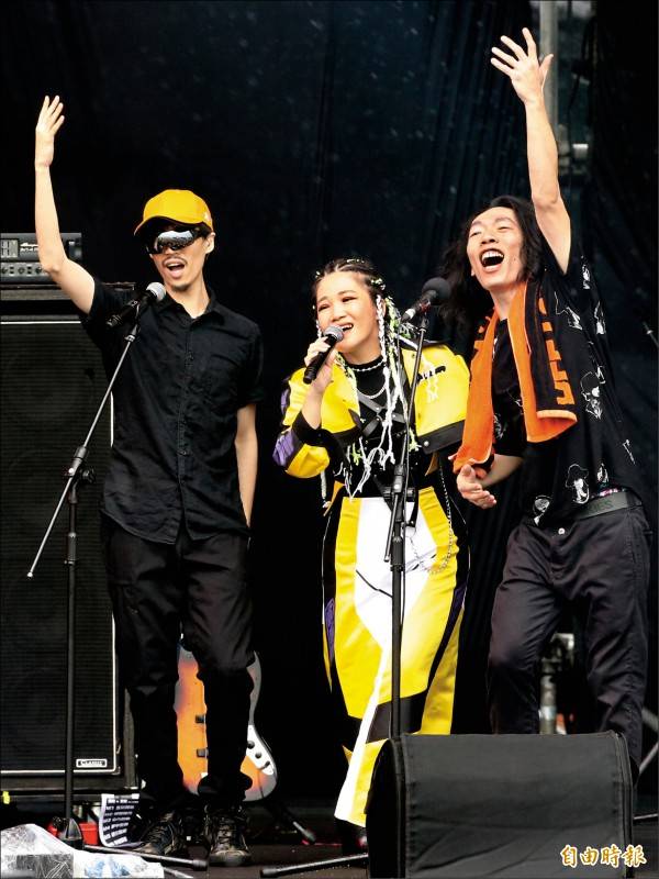 黃妃穿上大黃套裝和隨性樂團合體，十足女rocker。(記者陳逸寬攝)